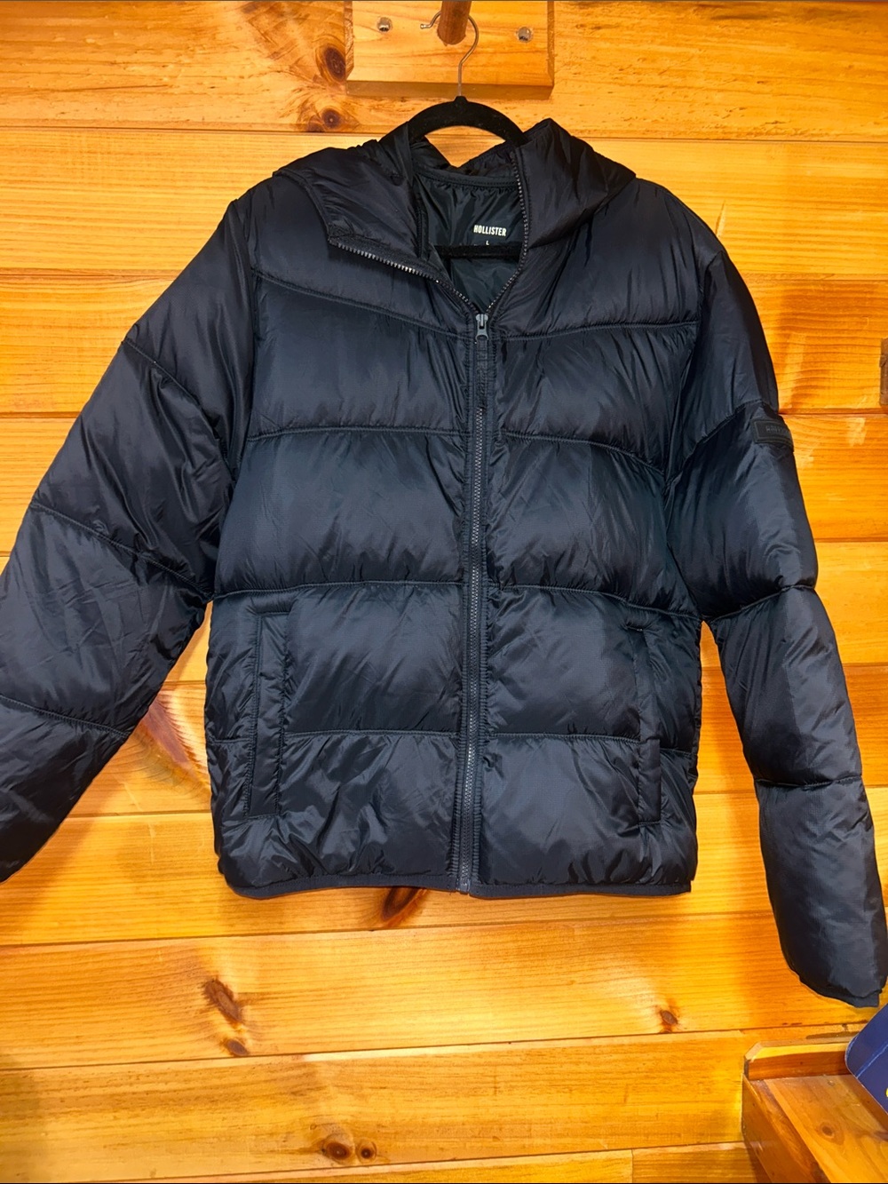 Hollister Men's Black Quilted Puffer Jacket with Hood